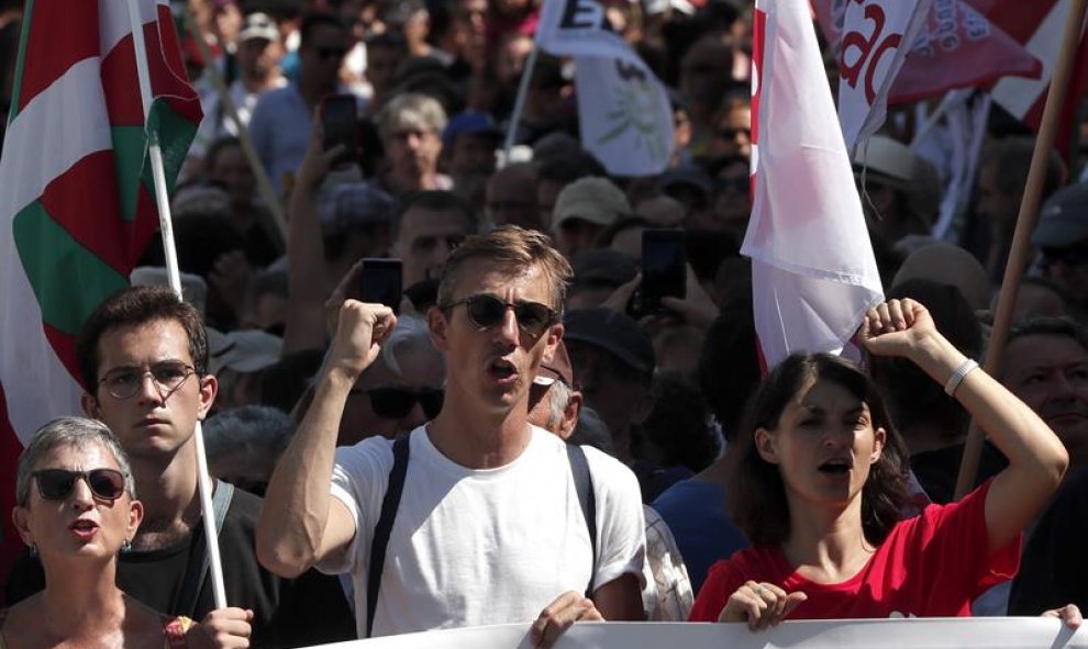 Algunos manifestantes en cabecera de la marcha. EFE/EPA/GUILLAUME HORCAJUELO