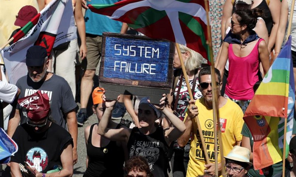 Algunos de los manifestantes en la marcha. EFE/EPA/GUILLAUME HORCAJUELO