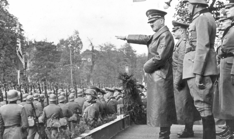 Una fotografía del Archivo Digital Nacional de Polonia muestra al Führer de Alemania Adolf Hitlercon el general alemán Gunther von Kluge , el general Maximilian von Weichs (3-R) y el general Fedor von Bock (2- R) mientras observan a las tropas alemanas de