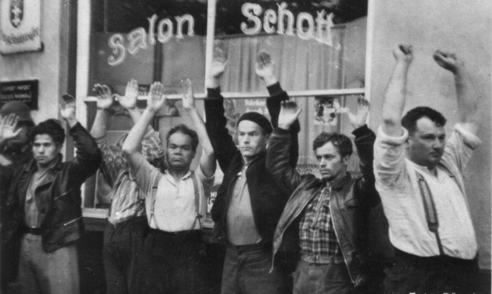 Ciudadanos polacos de pie con los brazos levantados después de ser capturados por tropas alemanas durante un ataque a la ciudad durante la invasión de Polonia (también Campaña de septiembre ) en Gdansk, norte de Polonia, septiembre de 1939 . EFE / EPA / A