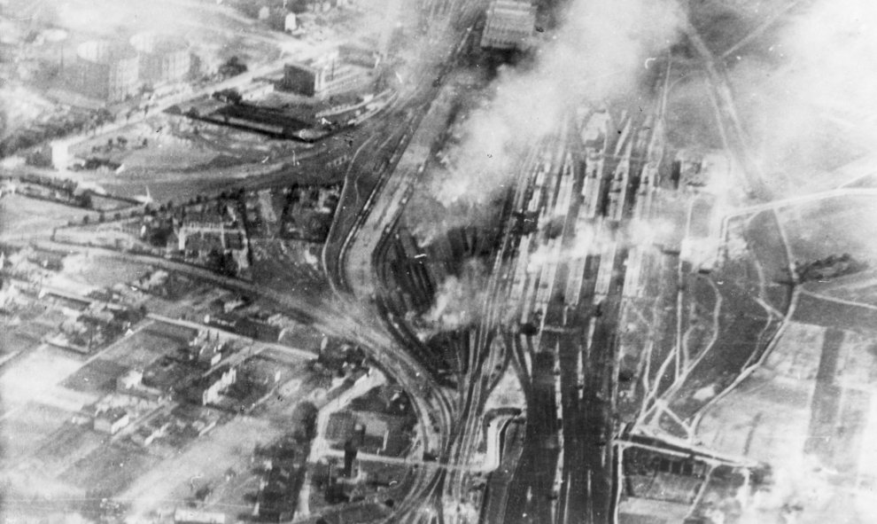 Vista aérea del bombardeo de la estación de tren oeste de Varsovia durante la invasión de Polonia (también Campaña de septiembre) en Varsovia, Polonia, septiembre de 1939. EFE / EPA / ARCHIVO DIGITAL NACIONAL POLONIA