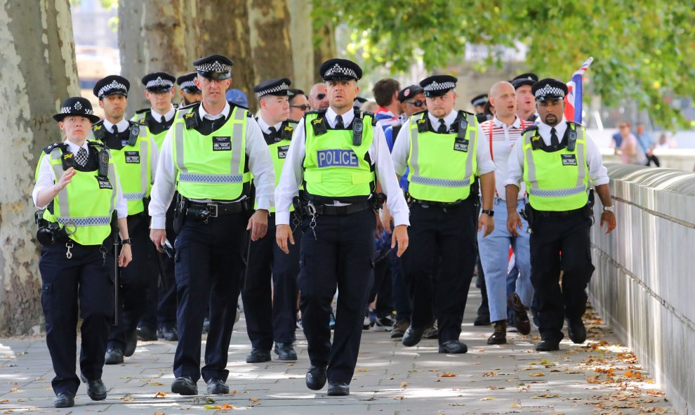 Un grupo de policías en las cercanías de Downing Street durante la jornada de protestas de este sábado.- Vickie Flores (EPA)