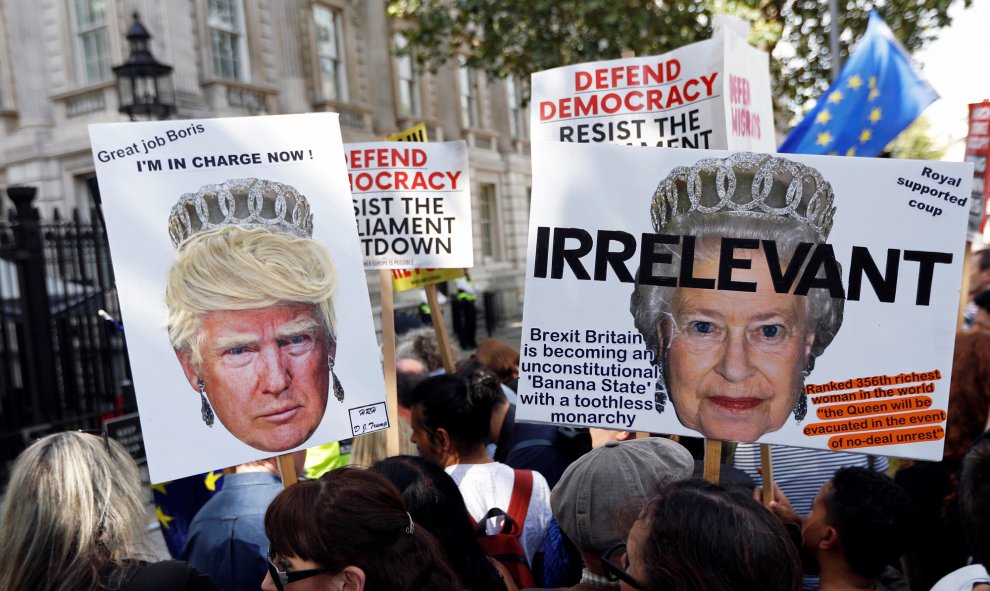 Manifestantes con sus pancartas con referencias a Donald Trump y a la reina.- Peter Nicholls (REUTERS)