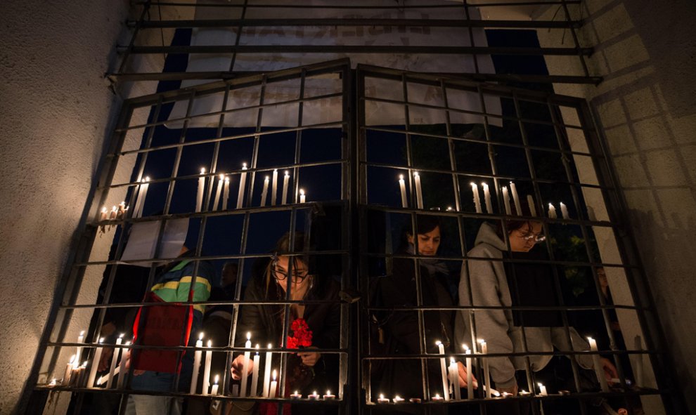 Un grupo de personas enciende velas este miércoles en el Estadio Nacional de Chile, que fue el mayor campo de concentración del país, durante uno de los actos de conmemoración por el 46º aniversario del golpe de Estado que acabó con la democracia, en Sant