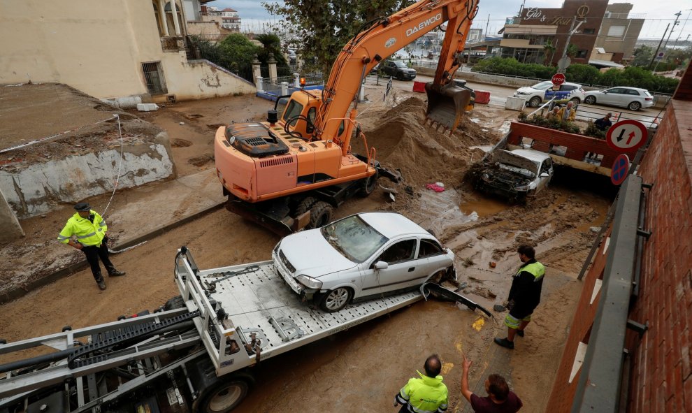 23/10/2019.- Una grúa recoge un automóvil dañado después de las inundaciones causadas por lluvias torrenciales en Arenys de Mar, al noreste de Barcelona. REUTERS / Albert Gea