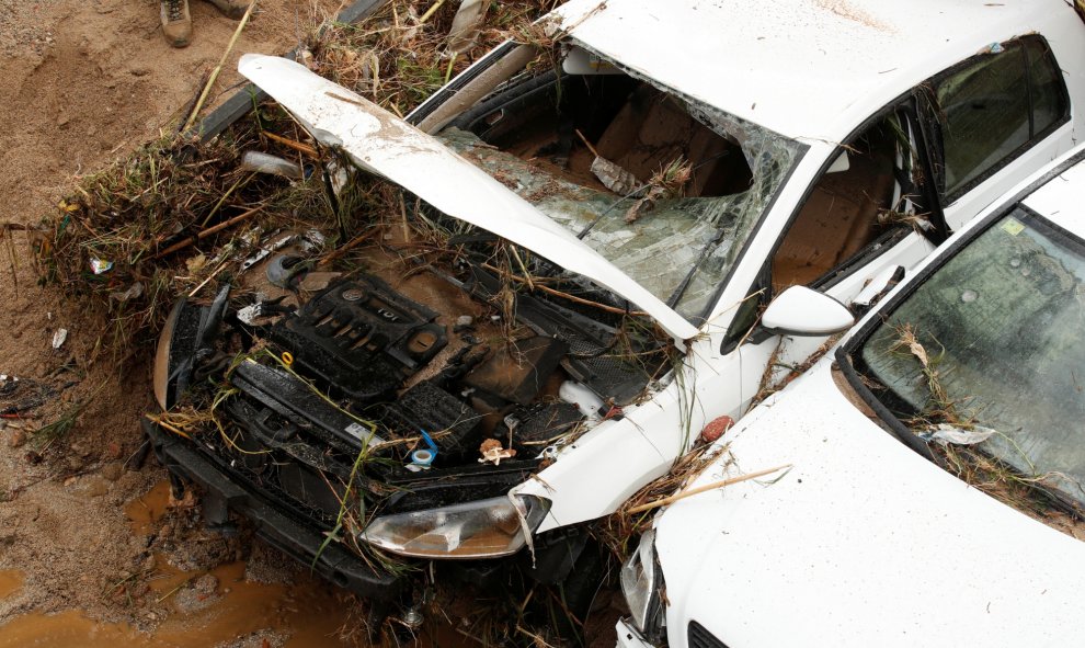 23/10/2019.- Un automóvil dañado después de las inundaciones causadas por lluvias torrenciales en Arenys de Mar, al noreste de Barcelona. REUTERS / Albert Gea