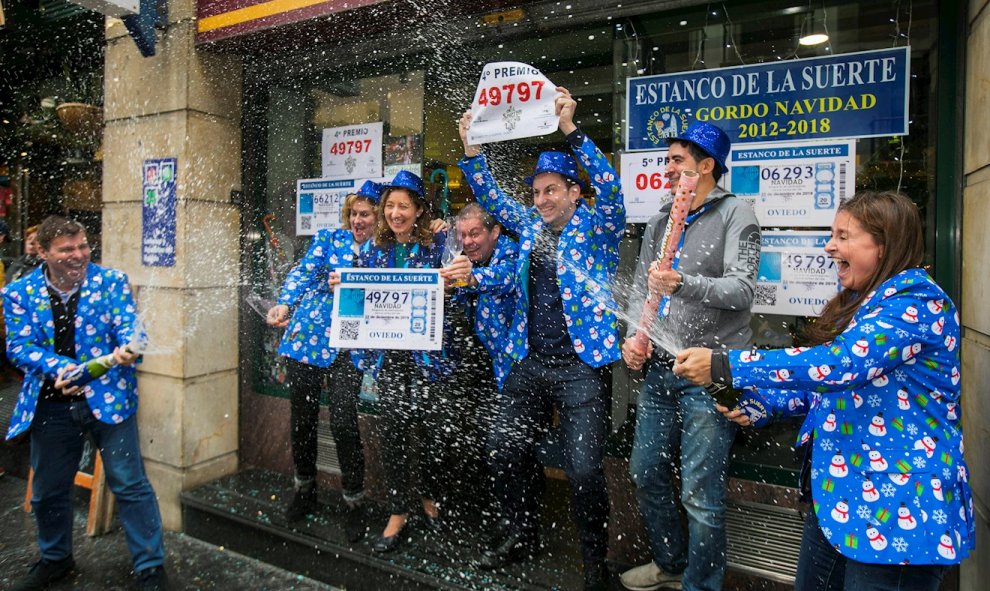 El 49.797, uno de los dos cuartos premios del Sorteo Extraordinario de Lotería de Navidad, ha dejado 40.000 euros en Oviedo y Grado. /EFE