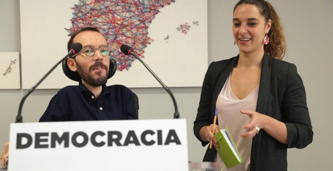 El secretario de organización de Podemos, Pablo Echenique, y Noelia Vera, durante la rueda de prensa que ofrecieron tras la reunión del Consejo de Coordinación de Podemos.EFE/Zipi