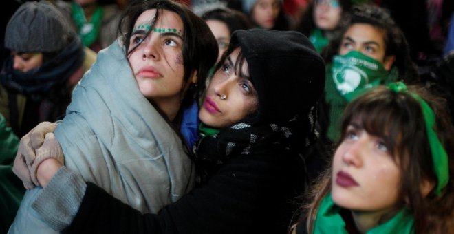 Miles de manifestantes esperan en las puertas del Congreso el resultado de la votación por la despenalización del aborto en Argentina.- REUTERS/Martin Acosta