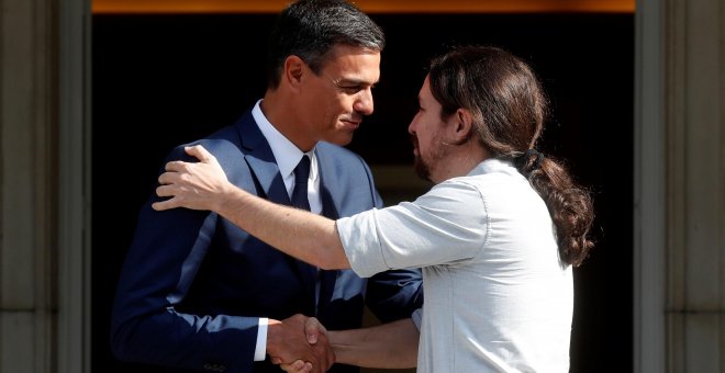 El presidente del Gobierno, Pedro Sánchez, recibe al secretario general de Podemos, Pablo Iglesias, en el Palacio de la Moncloa, en Madrid. EFE/ Kiko Huesca