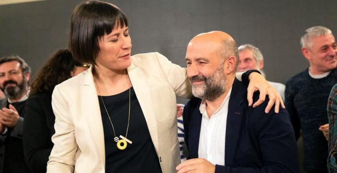 La portavoz nacional del BNG, Ana Pontón, junto al cabeza de lista al congreso por A Coruña, Nestor Rego, celebran los resultados electorales del 10N, en el que han conseguido un escaño. EFE/Óscar Corral