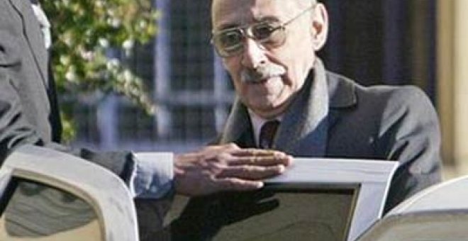 Videla sube a un coche en una imagen de archivo del 7 de agosto de 2003.