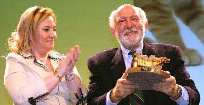 El actor Álvaro de Luna alza el Águila de Oro de Honor del Festival de Cortometrajes de Aguilar de Campoo ante la alcaldesa, María José Ortega.