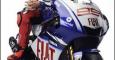 Fotografía difundida por Yamaha en la que JOrge Lorenzo posa encima de su nueva moto.