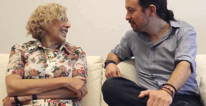 La alcaldesa de Madrid, Manuela Carmena, ha recibido hoy en el Palacio de Cibeles al secretario general de Podemos, Pablo Iglesias. EFE