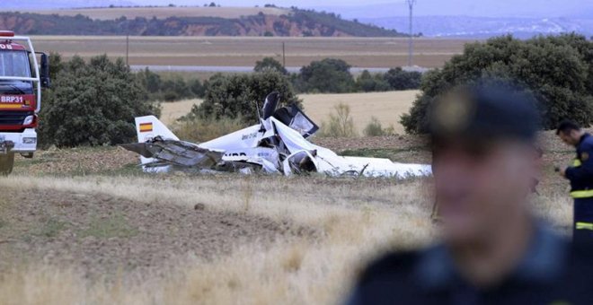 Estado en el que ha quedado la avioneta en la que tres personas han muerto hoy en un accidente aéreo que han sufrido esta tarde junto al aeródromo Coronel Loreña en Robledillo de Mohernando (Guadalajara).
