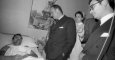 Manuel Fraga, ministro del Interior en el Ejecutivo de Carlos Arias Navarro, acompañado de Rodolfo Martín Villa, titular de Relaciones Sindicales, durante su visita a la residencia sanitaria San José de Vitoria. Fue el 6 de marzo de 1976, tres días despué