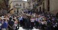 Compañeros de cuadrilla de Víctor Barrio a su salida de la iglesia de San Bartolomé de la localidad segoviana de Sepúlveda, donde ha tenido lugar el funeral por el torero que murió el pasado sábado en la plaza de toros de Teruel. EFE/Pablo Martín