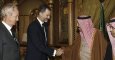 Felipe VI da el pésame al rey Salmán en un breve encuentro en Riad.- EFE