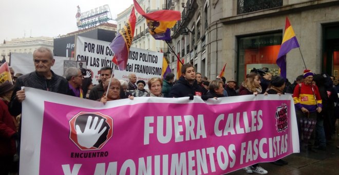 Manifestantes en la Puerta del Sol para exigir que se retiren los nombres de calles y símbolos franquistas / SARA PLAZA