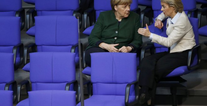 La canciller alemana, Angela Merkel, y su ministra de Defensa, Ursula Von der Leyen. - REUTERS
