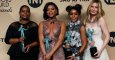 Spencer, Henson, Monae y Dunst posan con los premios que ganaron por su actuación en 'Hidden Figures' .- REUTERS