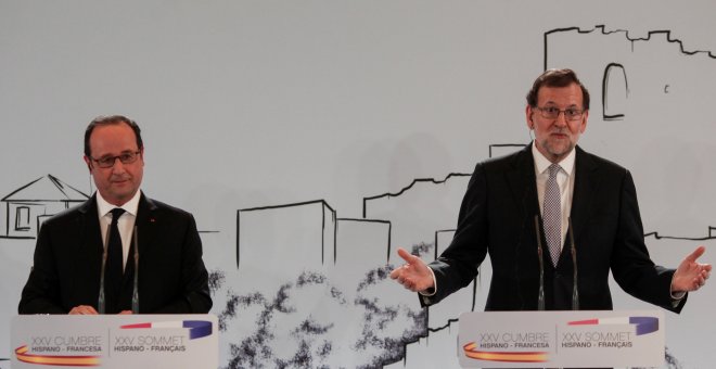 El presidente del Gobierno, Mariano Rajoy, durante su rueda de prensa conjunta con el presidente francés, Francois Hollande, tras la cumbre bilateral en Málaga. REUTERS/Jon Nazca