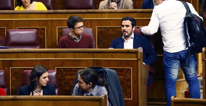 Íñigo Errejón ocupa su nuevo escaño al lado del líder de IU, Alberto Garzón, tras ser sustituido en su puesto de portavoz parlamentario por Irene Montero, mientras que Bescansa pasar a la tercera fila. | EFE