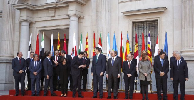 El rey Felipe VI con el presidente del Gobierno, Mariano Rajoy, el ministro de Hacienda, Cristóbal Montoro, y los jefes de Ejecutivos autonómicos asistentes a la VI Conferencia de Presidentes en el Senado, el pasado enero. EFE