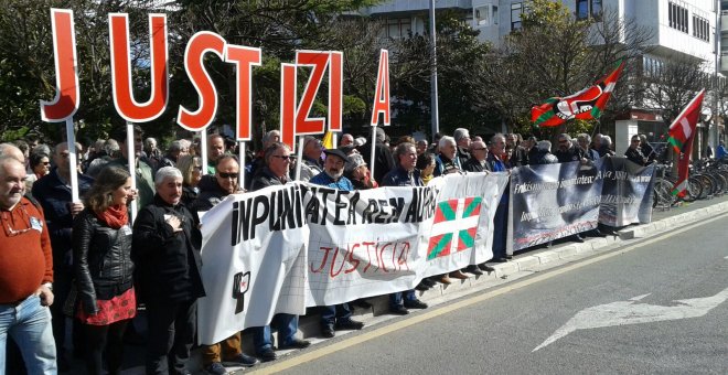 Dos centenares de personas han protestado este viernes frente a los juzgados de Vitoria por el archivo de la querella contra la matanza del l3 de marzo de 1976. - Martxoak3