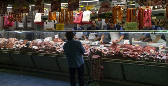 Una mujer hace la compra en un mercado de Madrid. EFE