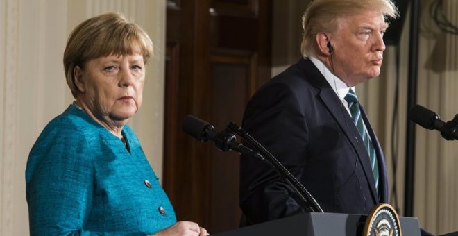 El presidente de EE.UU., Donald J. Trump (d), y la canciller alemana, Angela Merkel (i), durante una rueda de prensa conjunta tras su reunión en la Sala Este de la Casa Blanca en Washington, Estados Unidos, hoy 17 de marzo de 2017. EFE