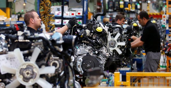 Trabajadores en una línea de montaje de la planta de Ford en la localidad valenciana de Almussafes. REUTERS