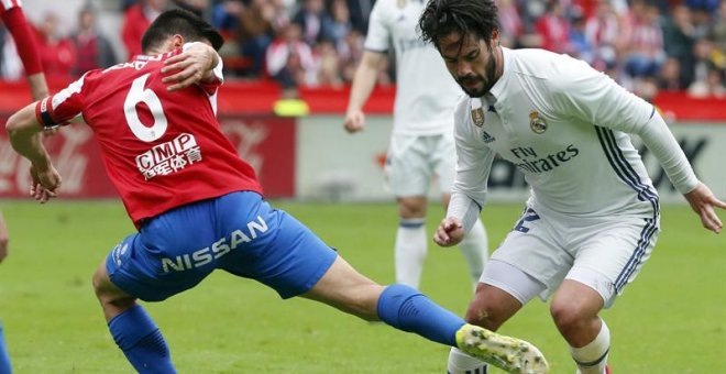 El centrocampista del Real Madrid Isco Alarcón regateando al Sergio Álvarez, centrocampista del Sporting de Gijón.EFE/José Luis Cereijido