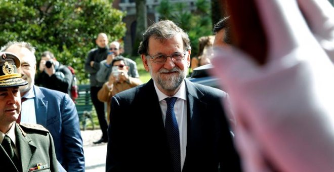 El presidente del Gobierno español, Mariano Rajoy (c) asiste a una reunión con el presidente de Uruguay Tabaré Vázquez en la sede de la Presidencia de la República en Montevideo (Uruguay). EFE/Raúl Martínez