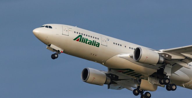 Un avión de Alitalia despega del aeropuerto de Fiumicino en Roma, Italia. REUTERS/Tony Gentile