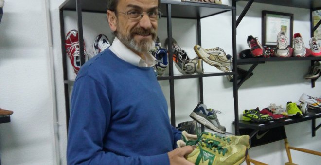 Isidro López porta una de las zapatillas de su marca, Bikila.