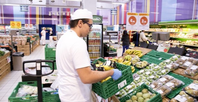 Un trabajador en un supermercado /EUROPA PRESS (OBRA SOCIAL LA CAIXA)