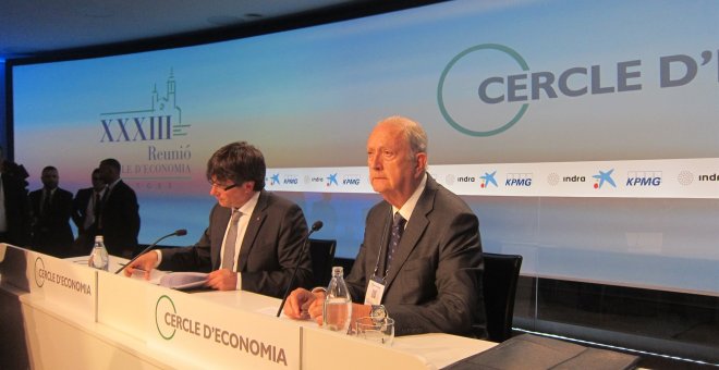 El presidente del Círculo de Economía, Juan José Brugera junto al presidente de la Generalitat, Carles Puigdemont. EUROPA PRESS