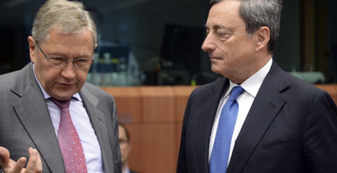 El director del Mecanismo Europeo de Estabilidad y del Fondo Europeo de Estabilidad Financiera Klaus Regling (i)  habla con el presidente del Banco Central Europeo, Mario Draghi, a la entrada de una reunión del Eurogrupo AFP Photo/Thierry Charlier