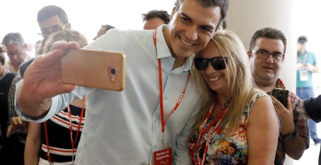 El líder del PSOE, Pedro Sánchez, se hace un autorretrato con una simpatizante tras la inauguración del Congreso Federal del PSOE, esta mañana en Madrid. EFE/Emilio Naranjo