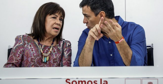 El secretario general del PSOE, Pedro Sánchez, conversa con la presidenta del partido,Cristina Narbona, durante la primera reunión de la nueva Ejecutiva Federal socialista elegida en el 39 Congreso.EFE/Emilio Naranjo