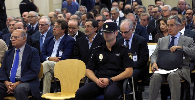 Miguel Blesa, expresidente de Caja Madrid y Rodrigo Rato, de Bankia, y el resto de los acusado en el banquillo en la primera sesión del juicio de las tarjetas black. AFP