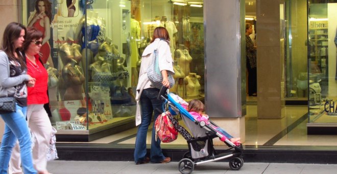 Una mujer se para delante de un escaparate. EUROPA PRESS