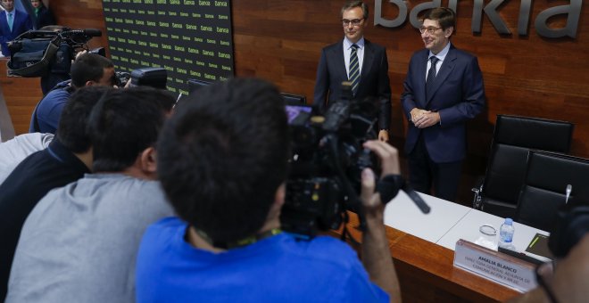 El presidente de Bankia, José Ignacio Goirigolzarri, y el consejero delegado, José Sevilla, durante la presentación en Madrid del acuerdo de fusión alcanzado entre la entidad que preside y BMN, que supone el ultimo movimiento de concentración del sistema