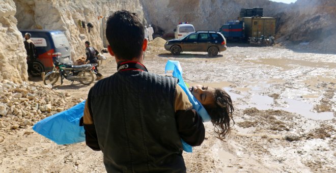 Un hombre carga el cuerpo sin vida de una niña después de un ataque con gas en Siria. REUTERS/Ammar Abdullah