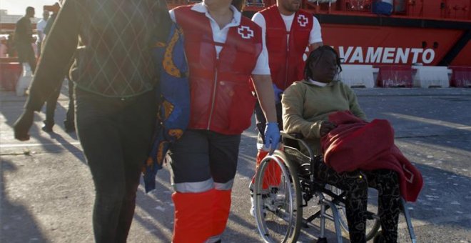 Miembros de Cruz Roja acompañan a dos de mujerers rescatadas al oeste de la isla de Alborán hace unos días. EFE / Alba Feixas.