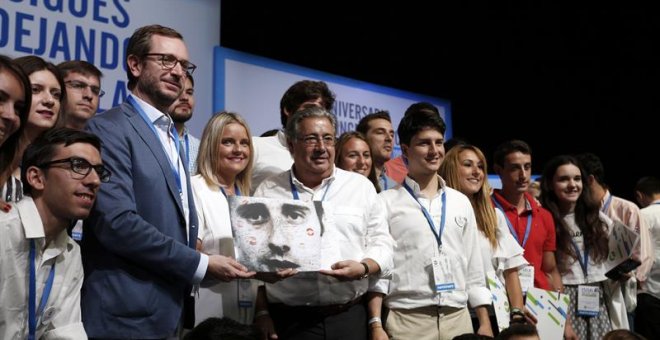 La presidenta de la AVT, Mari Mar Blanco, junto a Juan Ignacio Zoido, y el presidente de NNGG de Vizcaya, Nacho Toca junto a otros militantes, en la escuela de formación Miguel Ángel Blanco de Nuevas Generaciones del PP celebraado en Bilbao EFE/Luis Tejid