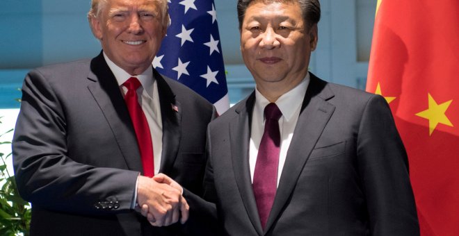 El presidente de EEUU, Donald Trump, y el de China, Xi Jinping, se saludan en la cumbre del G-20 (R) de Hamburgo. REUTERS/Saul Loeb