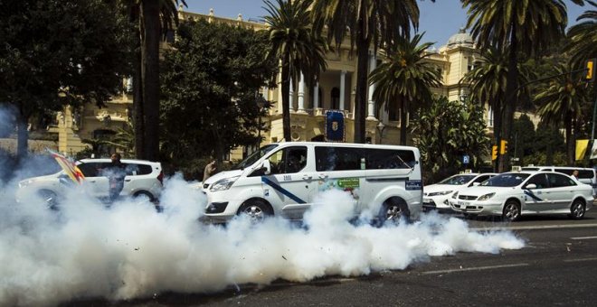 Taxistas en huelga durante la Feria de Málaga.- EFE